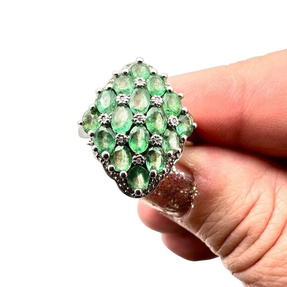 Elegant Green Gemstone Silver Ring - Picture 3 of 7